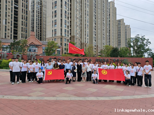 我校隆重举行“青春为中国式现代化挺膺担当”主题青春思政课暨新团员入团仪式